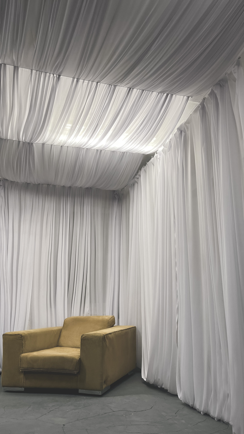 Орыс шлюха оны сигуды сұрайды Оның трусисыз қысқа көйлектегі суреті